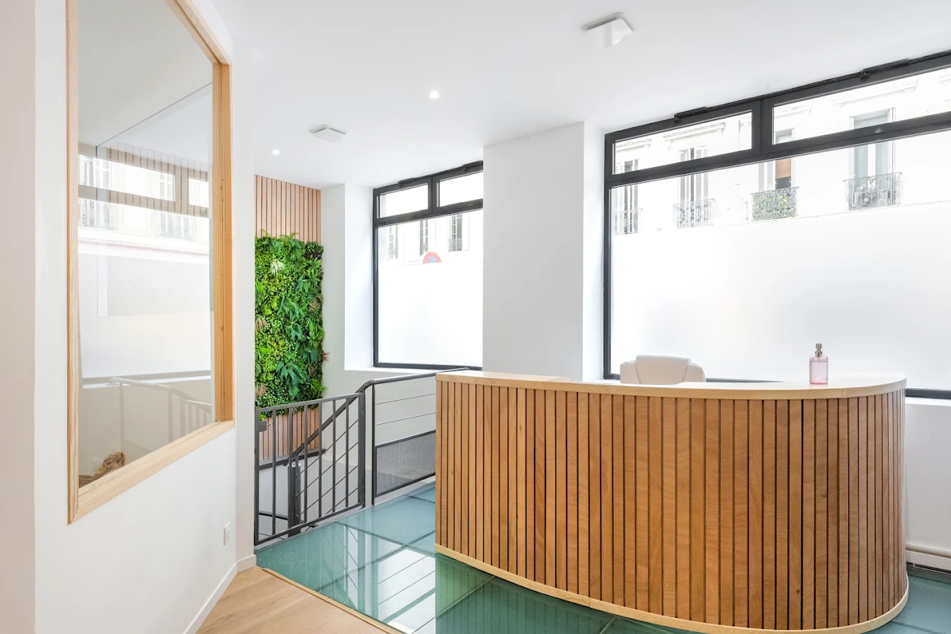 Accueil du centre Dermelia Joliette — comptoir en bois et verrière